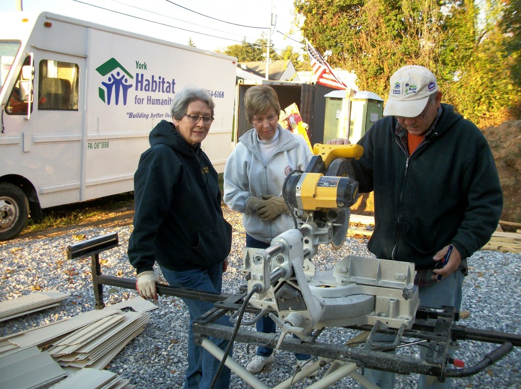 Bob demonstrates the saw for Mary & Susie.